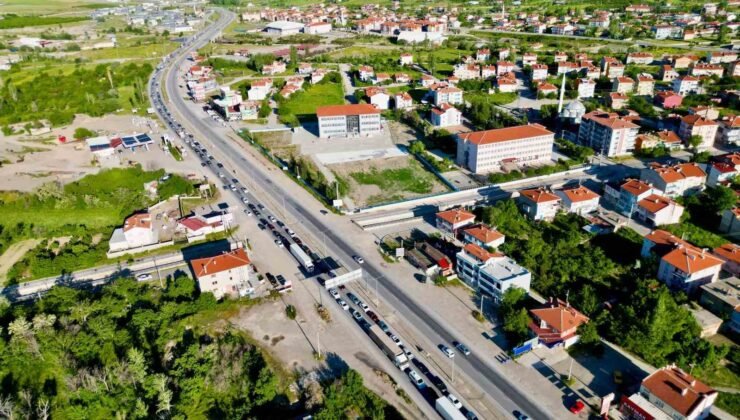 Tatilcilerin dönüş yolundaki yoğunluğu sürüyor