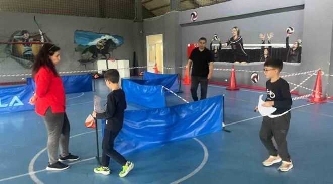 Tavşanlı’da öğrenciler ellerindeki haritalarla zamana karşı yarıştı