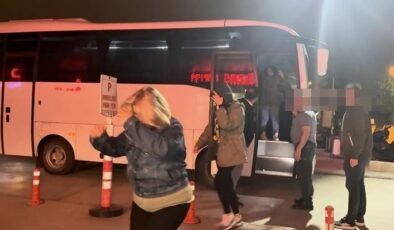 Tepebaşı Belediyesi‘ne yönelik operasyonda gözaltında şüpheler sağlık kontrolünden geçirildi