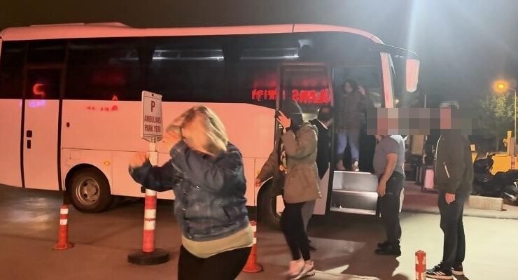 Tepebaşı Belediyesi‘ne yönelik operasyonda gözaltında şüpheler sağlık kontrolünden geçirildi