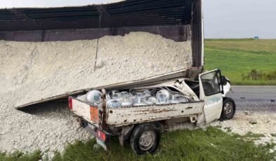 Tırın üzerine devrildiği kamyonetin sürücüsü hayatını kaybetti
