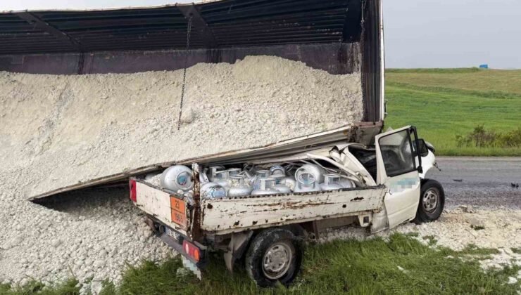 Tırın üzerine devrildiği kamyonetin sürücüsü hayatını kaybetti