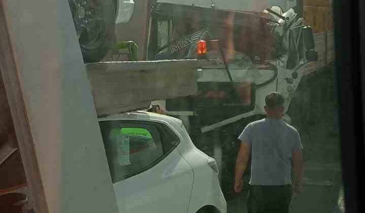Trafik ışıklarında duramayan tır, otomobil yüklü tıra çarptı: 1 yaralı