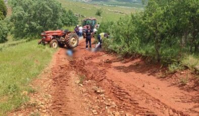 Traktörün devrildiği kazada biri çocuk 2 kişi hayatını kaybetti