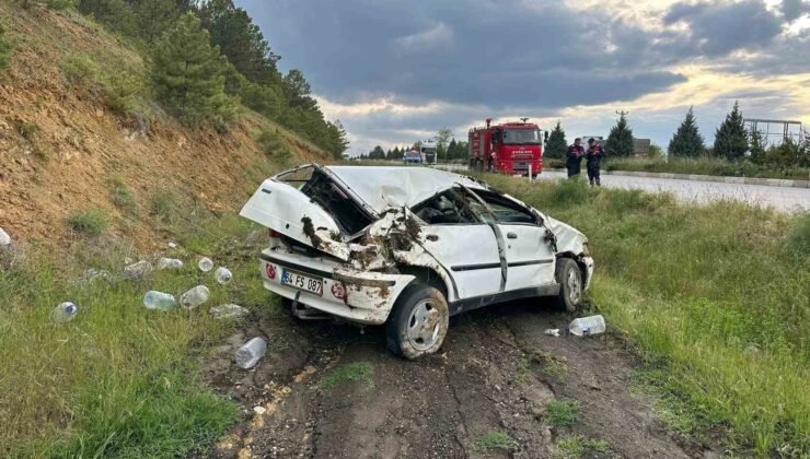 Uşak’ta otomobil şarampole devrildi: 3 yaralı