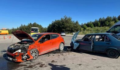 Uşak’ta otomobiller çarpıştı: 5 yaralı