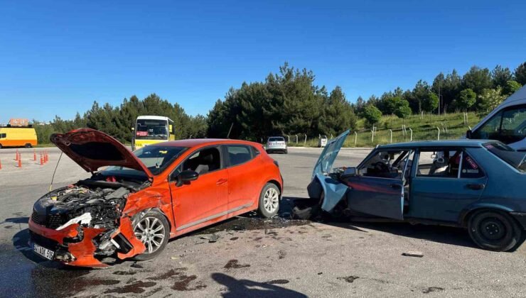 Uşak’ta otomobiller çarpıştı: 5 yaralı