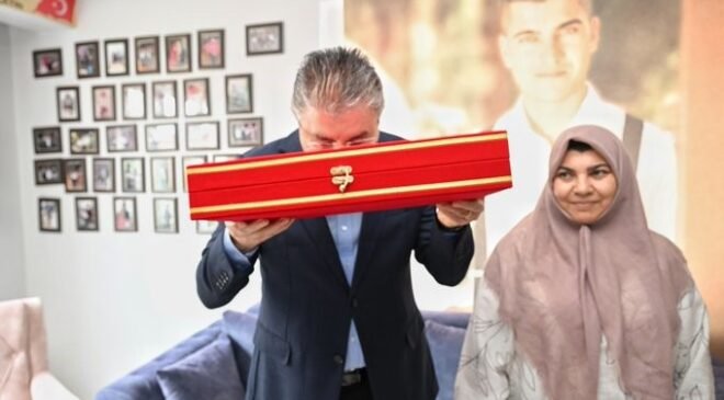 Vali Erdinç Yılmaz, Şehit Recep Çetin’in ailesine bayram ziyaretinde bulundu