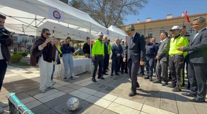 Vali Yılmaz alkol gözlüğünü taktı, futbol topunu kaleye göndermede hayli zorlandı