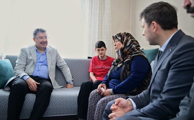 Vali Yılmaz, engelli Mehmet Doğan ve ailesini ziyaret etti