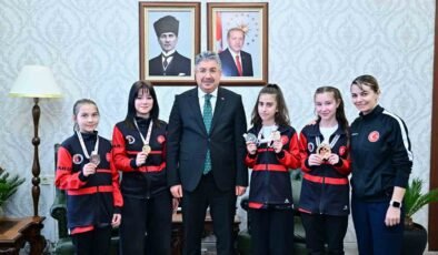 Vali Yılmaz, sporcu Gülsena Karakuyulu ve öğrencilerini makamında ağırladı