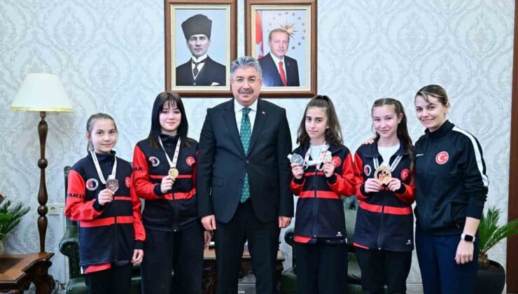 Vali Yılmaz, sporcu Gülsena Karakuyulu ve öğrencilerini makamında ağırladı