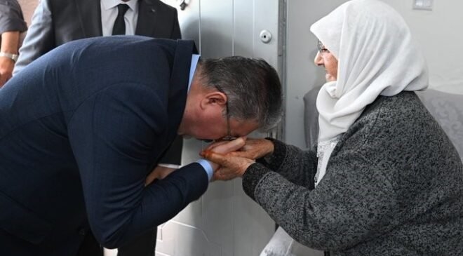 Vali Yılmaz’dan 84 yaşındaki Ayşe Ayti’ye bayram ziyareti