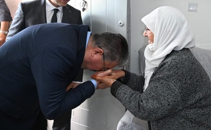 Vali Yılmaz’dan 84 yaşındaki Ayşe Ayti’ye bayram ziyareti