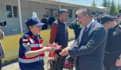 Vali Yılmaz’dan jandarma uygulama noktasında sürücülerle bayramlaştı