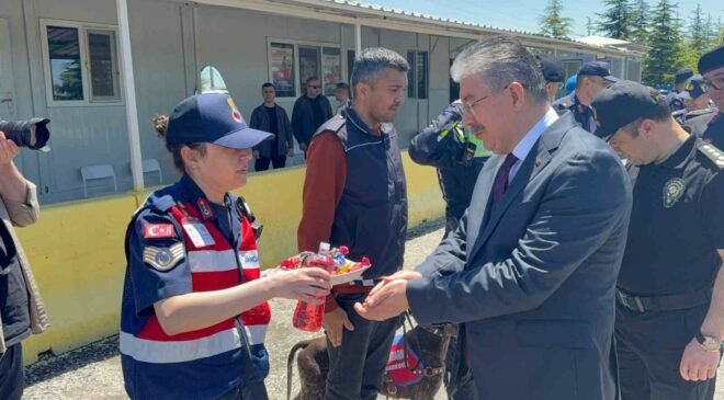 Vali Yılmaz’dan jandarma uygulama noktasında sürücülerle bayramlaştı