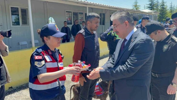 Vali Yılmaz’dan jandarma uygulama noktasında sürücülerle bayramlaştı