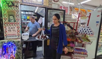 Yaklaşık 3 metrekarelik iş yerini sanat eseri niteliğinde bir mekâna dönüştürdü