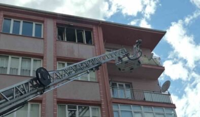 Yangından sürünerek kaçmaya çalışan kadın hastanede hayatını kaybetti