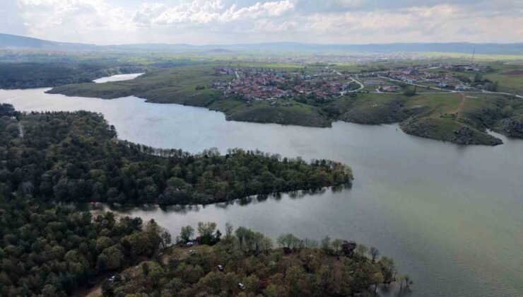 Yeşille mavinin buluştuğu Enne Barajı ve Tabiat Parkı hayran bıraktı