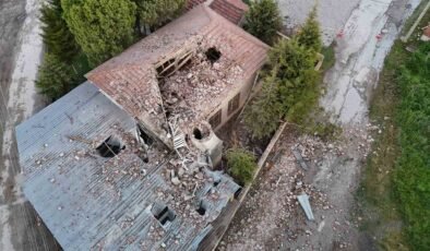 Yıldırımın düştüğü minare yıkıldı, camide temizlik yapan imam yaralandı