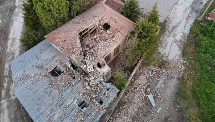 Yıldırımın düştüğü minare yıkıldı, camide temizlik yapan imam yaralandı