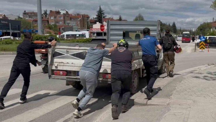 Yolda kalan kamyonetin imdadına polis ve sürücüler yetişti