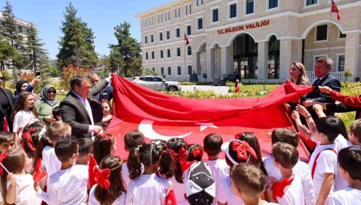 1071 öğrencinin emeğiyle hazırlanan mozaik Türk bayrağı açıldı