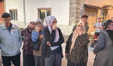 Açıkta bırakılan hayvan gübresi mahalleliyi canından bezdirdi