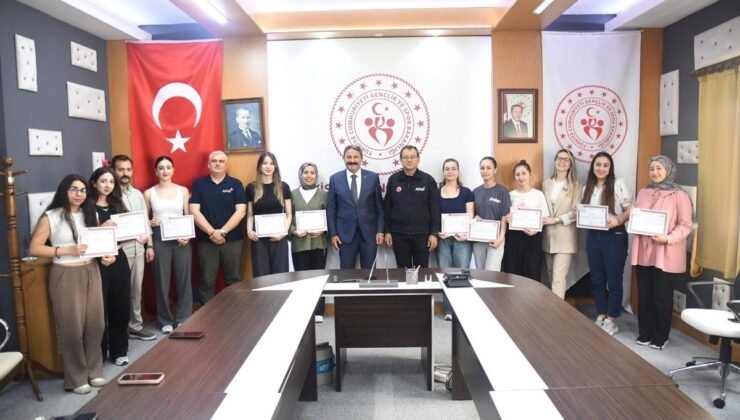 AFAD gönüllüsü öğrenciler ilk yardım belgelerini aldı