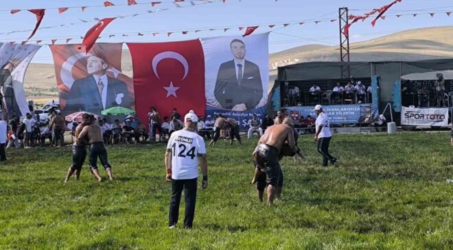 Afyonkarahisar’da ata sporu coşkusu: Pehlivanlar er meydanına çıktı