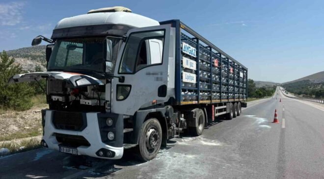 Afyonkarahisar’da Aygaz marka tüp yüklü tırın motorunda yangın