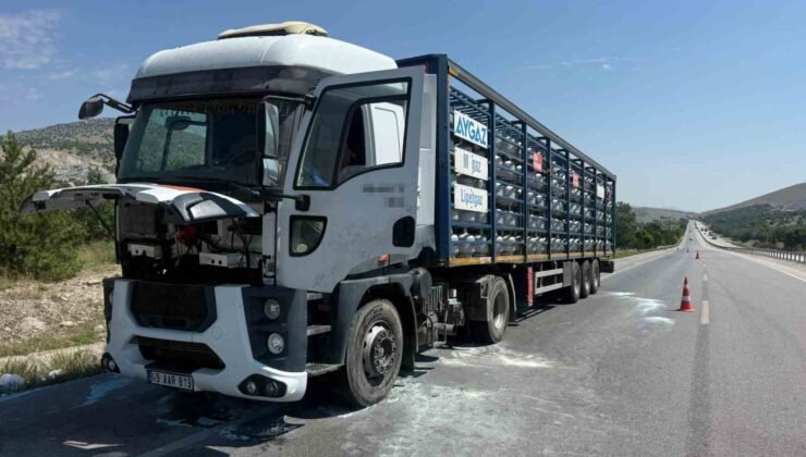 Afyonkarahisar’da Aygaz marka tüp yüklü tırın motorunda yangın
