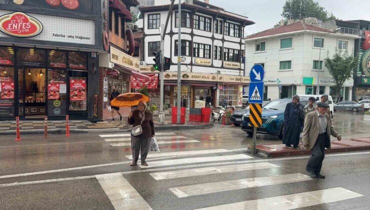 Afyonkarahisar’da sağanak ve dolu yağışı etkili oldu