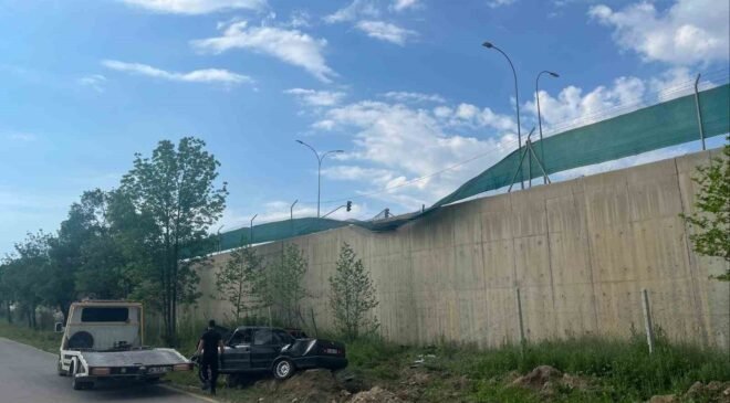 Alkollü sürücünün kullandığı araç askeri birliğin bahçesine uçtu