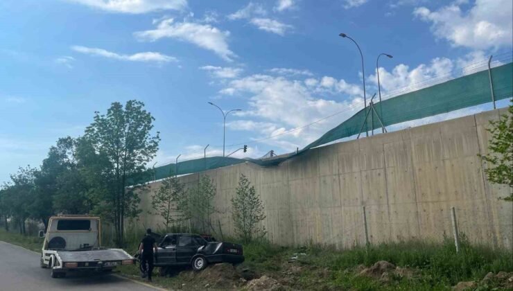Alkollü sürücünün kullandığı araç askeri birliğin bahçesine uçtu