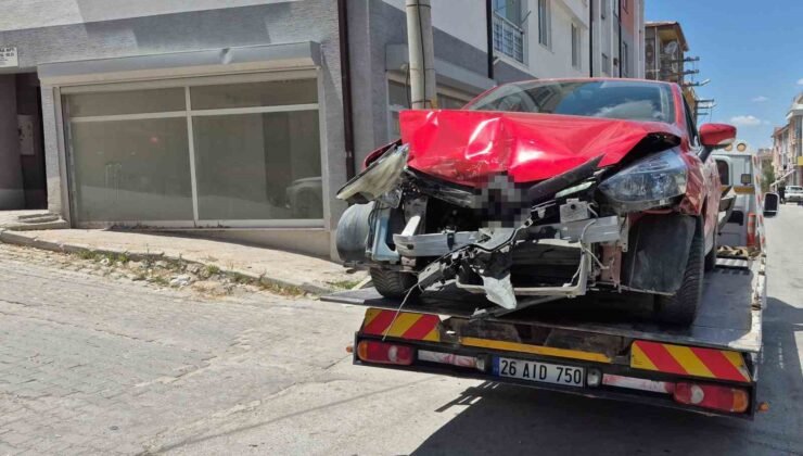 Alkollü ve ehliyetsiz sürücünün kullandığı otomobil, park halindeki araçlara çarptı