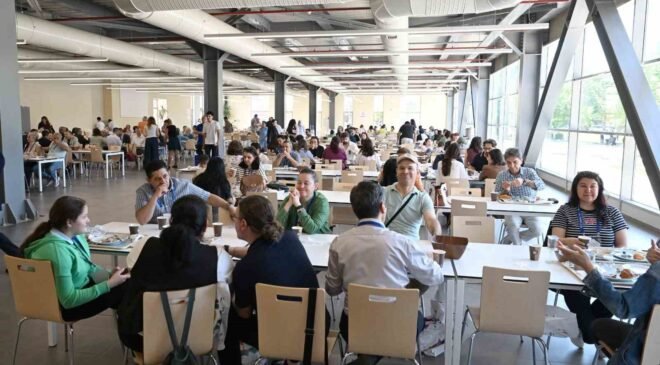 Anadolu Üniversitesi mezunları yıllar sonra aynı kampüste buluştu
