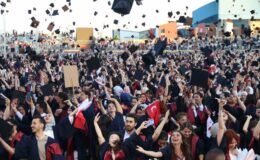 Anadolu Üniversitesi’nde mezuniyet coşkusu: 5 binden fazla öğrenci kep attı