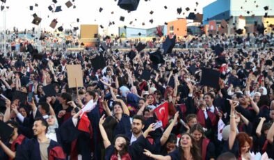 Anadolu Üniversitesi’nde mezuniyet coşkusu: 5 binden fazla öğrenci kep attı
