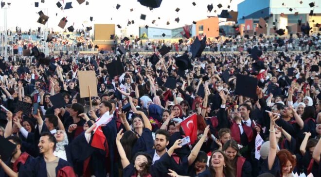 Anadolu Üniversitesi’nde mezuniyet coşkusu: 5 binden fazla öğrenci kep attı