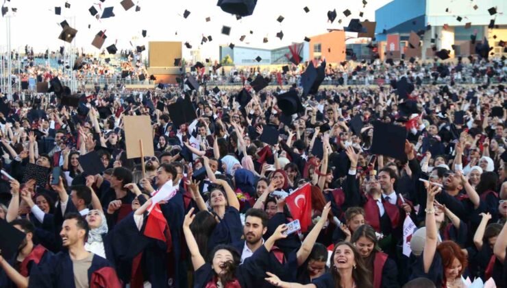 Anadolu Üniversitesi’nde mezuniyet coşkusu: 5 binden fazla öğrenci kep attı
