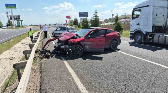 Ankara-Eskişehir kara yolunda 3 aracın karıştığı trafik kazası