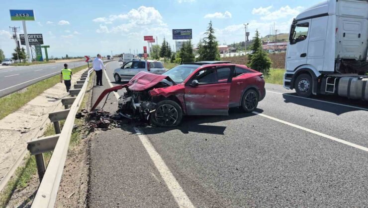 Ankara-Eskişehir kara yolunda 3 aracın karıştığı trafik kazası