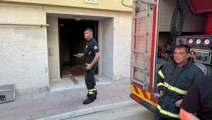 Apartman girişinde çıkan yangında 2 kişi dumandan etkilendi