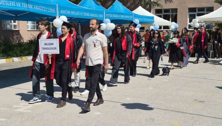 Atatürk Meslek Lisesi öğrencileri mezuniyet sevinci yaşadı