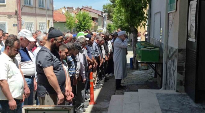 Ayşe teyze aracın altında kaldığı sokaktan son yolculuğuna uğurlandı