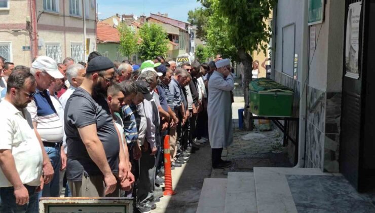 Ayşe teyze aracın altında kaldığı sokaktan son yolculuğuna uğurlandı