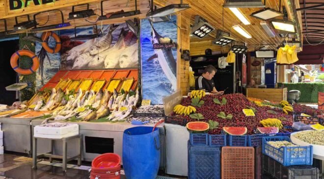 Balık tezgahları renk değiştirdi: Yarısı balık yarısı meyve