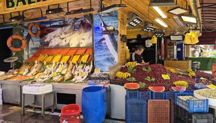Balık tezgahları renk değiştirdi: Yarısı balık yarısı meyve